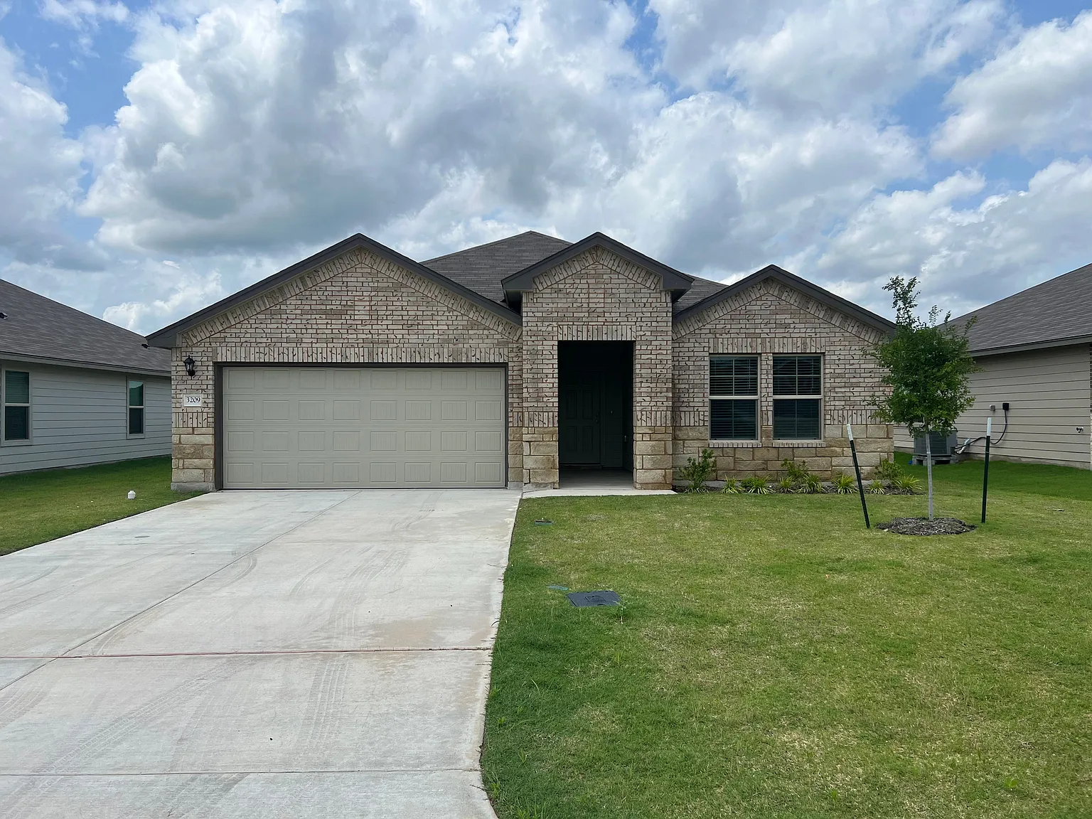4 bed, 2.0 bath, 1612 sqft, $2,275 — Photo 1