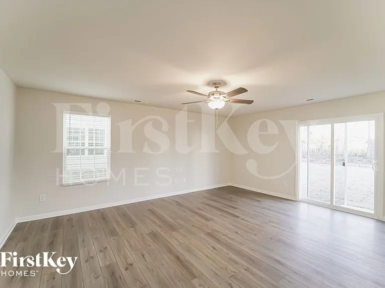 381 Hollingswood Dr — Photo 3