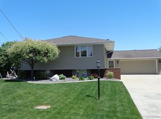 16064 Silvercrest Dr, Fenton, MI 48430