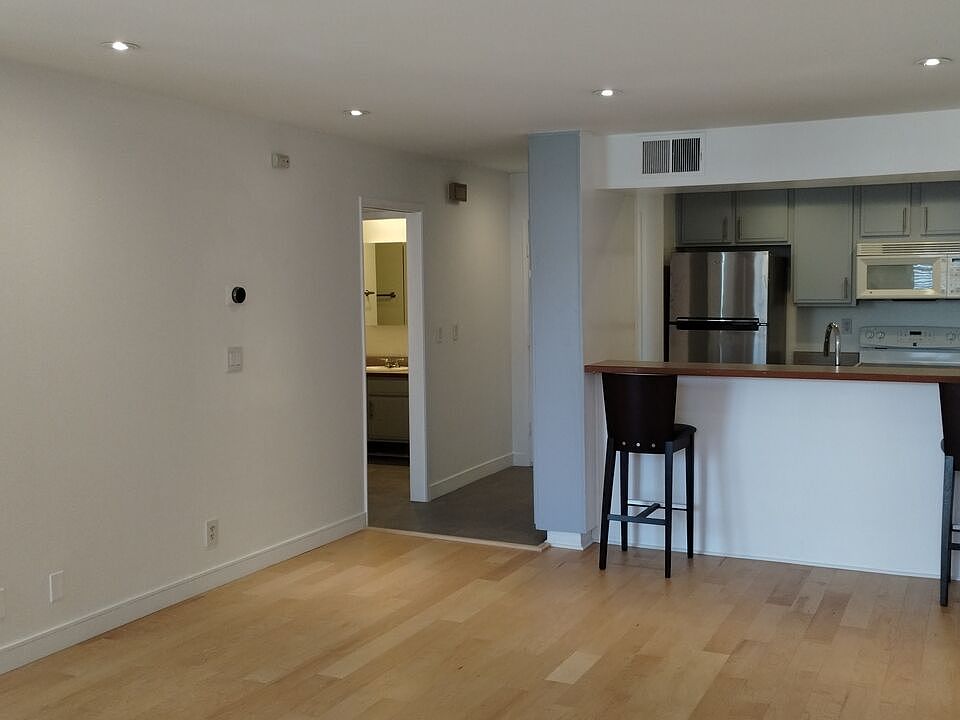 1st image of 740 N Kings Rd APT 224