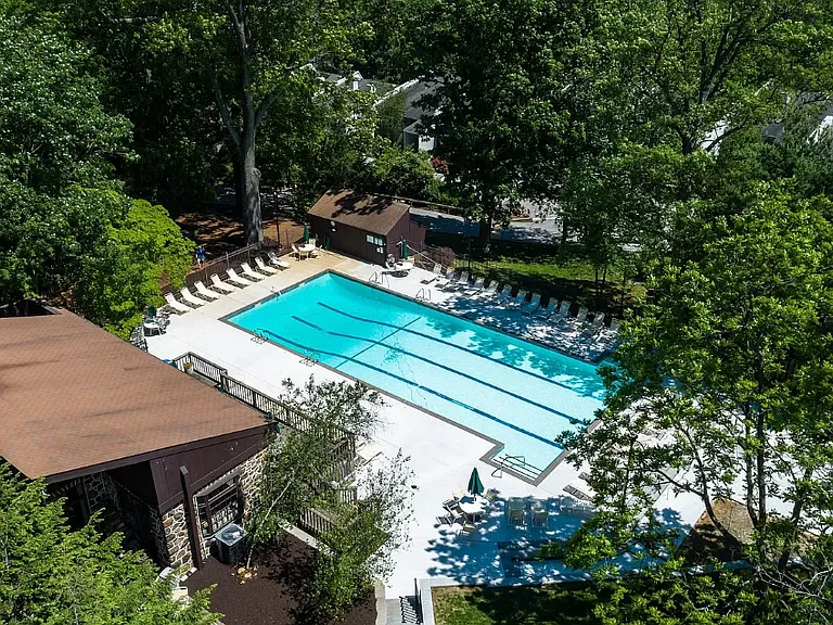 306 Summit House — Photo 15