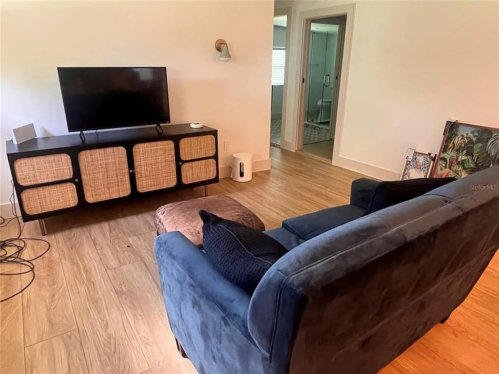 2 bed, 1.0 bath, 832 sqft, $1,800 — Photo 3