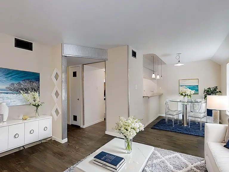 The Metropolis Apartments — Photo 10