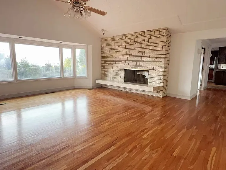 1105 Eyremount Dr — Photo 2