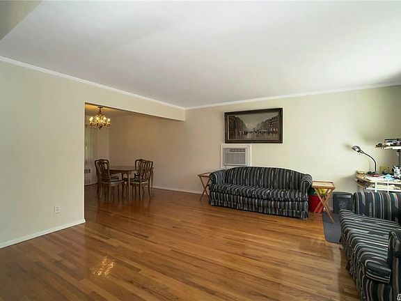 3rd image of 4 Lourae Dr