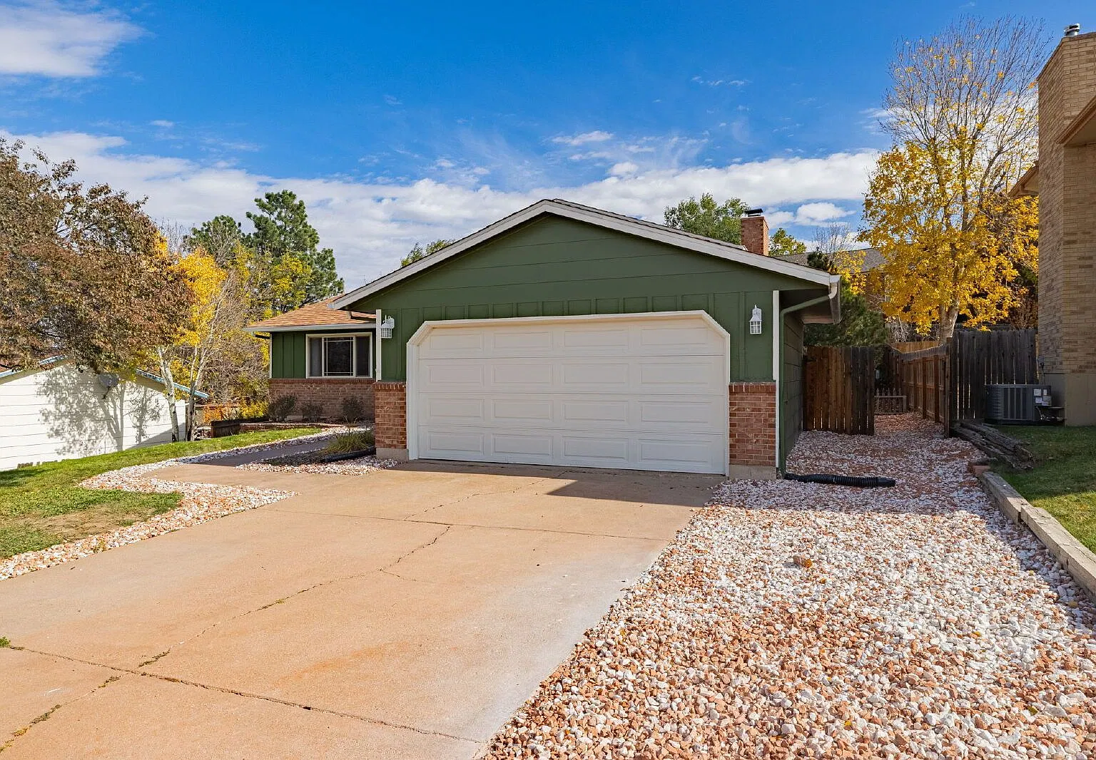 3 bed, 2.0 bath, 1666 sqft, $2,200 — Photo 2