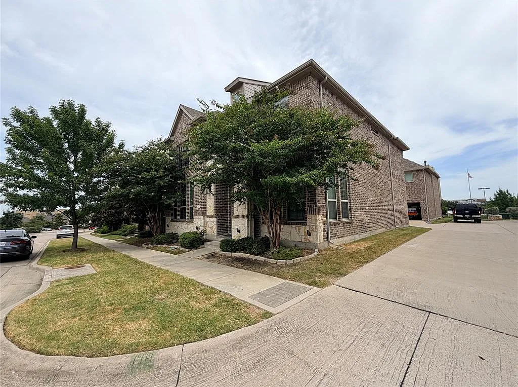 3 bed, 2.5 bath, 2471 sqft, $3,300 — Photo 2