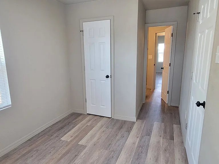 805 S Avenue C — Photo 10