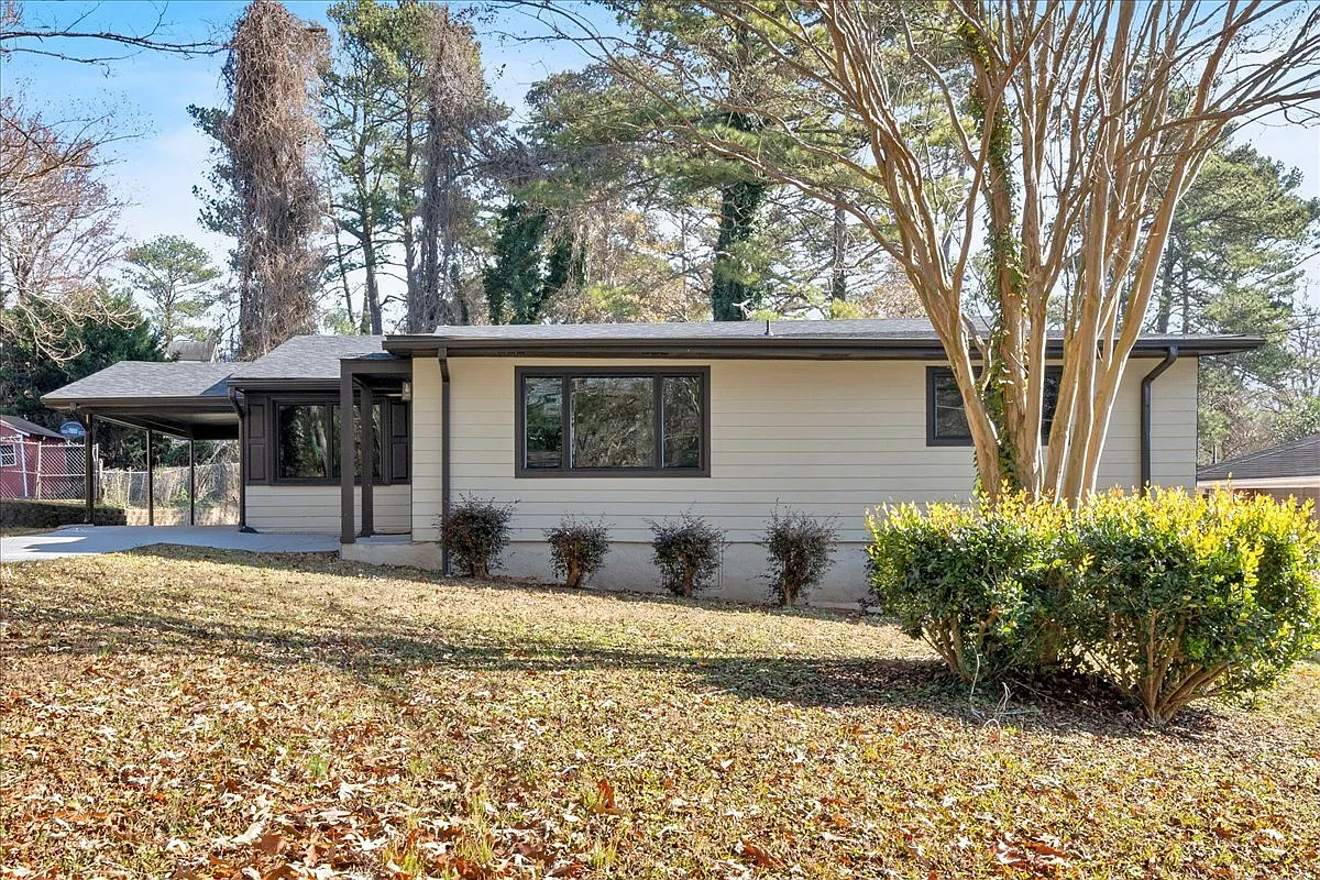 2142 Cloverdale dr - 1 — Photo 1
