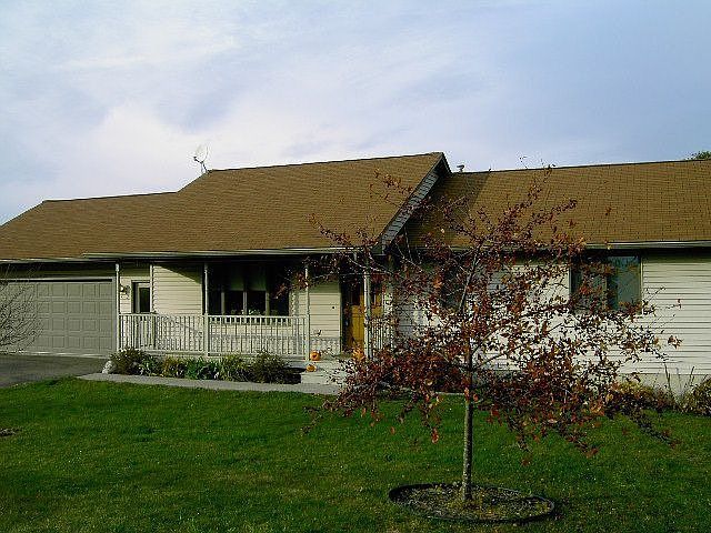 Clean lines and landscaping