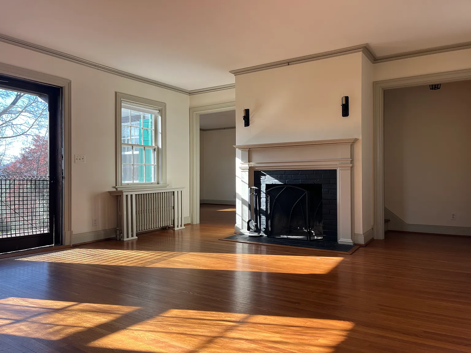 683 Sherwood Ln — Photo 3