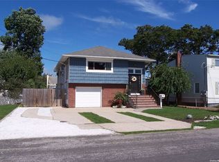 356 N Clinton Ave, Lindenhurst, NY 11757
