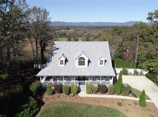 452 Tanglewood Dr, Mount Airy, NC 27030