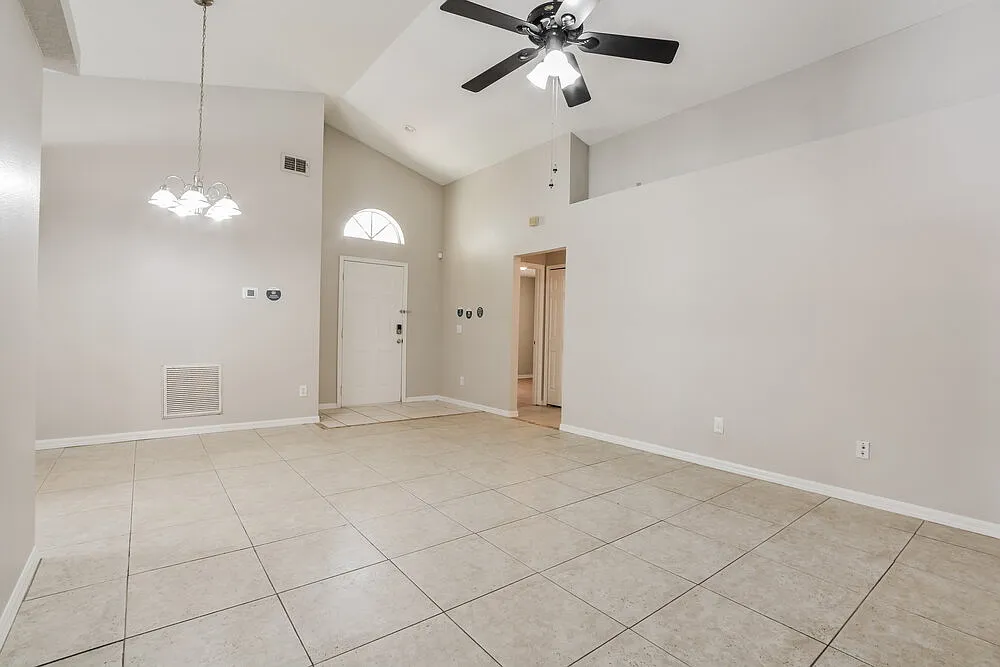 3 bed, 2.0 bath, 1484 sqft, $2,220 — Photo 3