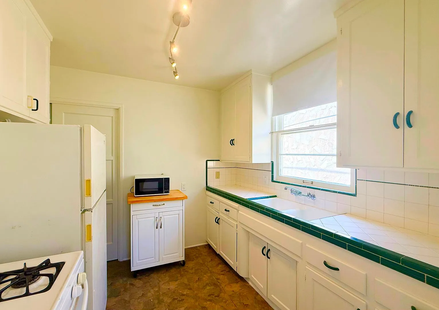 Bright & Beautiful Updated 1-Bedroom Upstairs Home Near the Beach & Sunset Cliffs — Photo 2