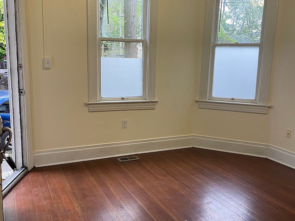 1st image of 124 NE Tillamook St APT 1