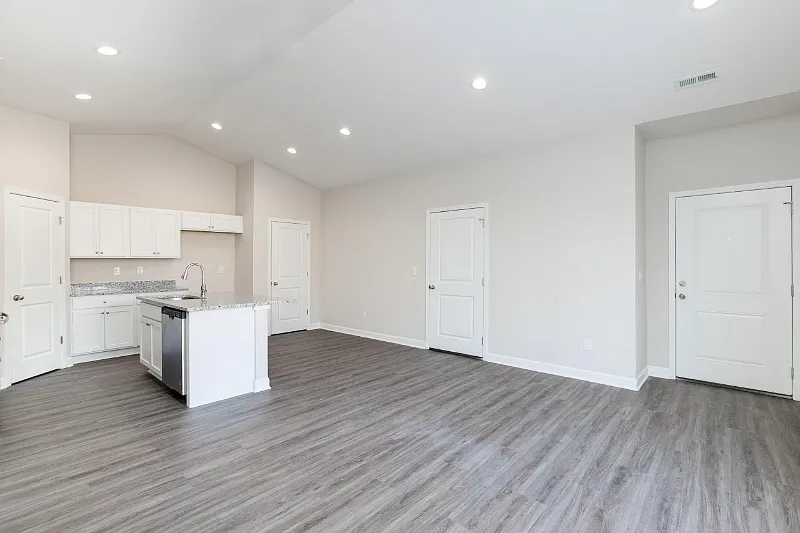 3 bed, 1200 sqft, $1,550 — Photo 1