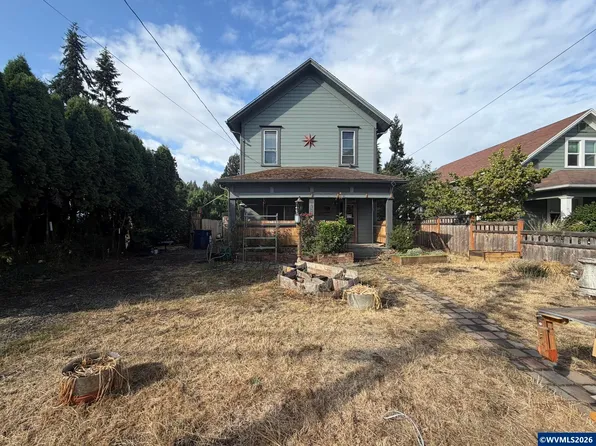732 S Water St, Silverton, OR 97381