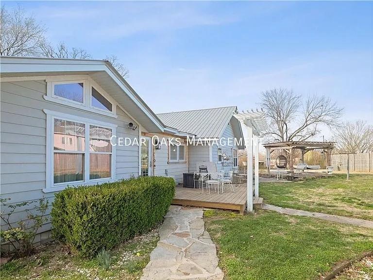 303 N Summit St — Photo 15