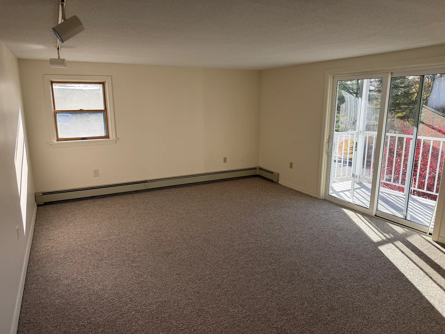 2 bed, 1000 sqft, $1,575 — Photo 3