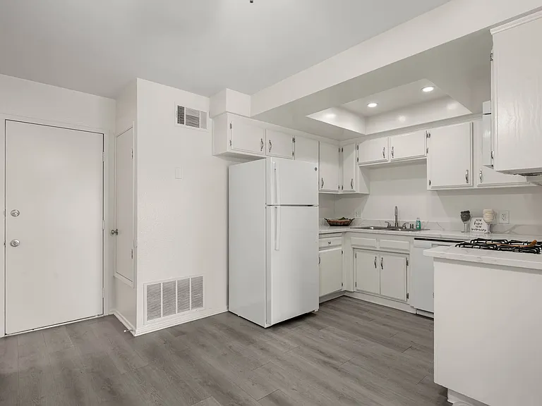 Park Place Apartments — Photo 9