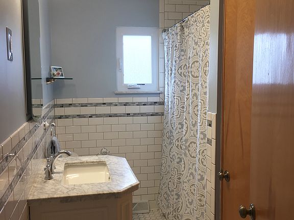 Classic White & Gray Bath