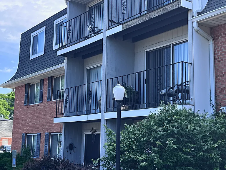 Hollow Hills Apartments — Photo 13