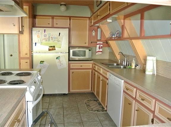 other view of kitchen