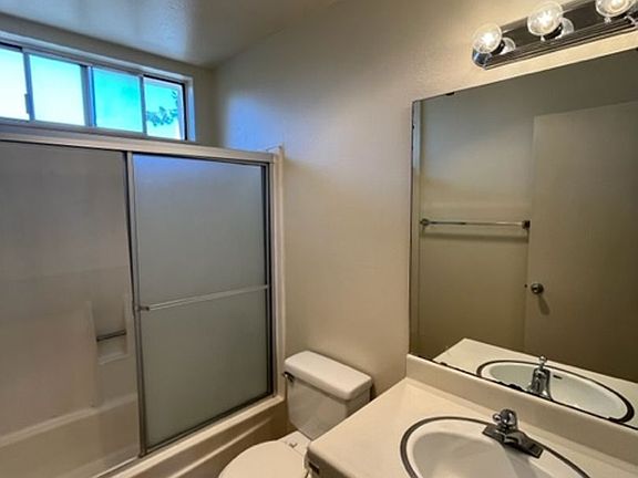 5th image of 1385 Bond St #C