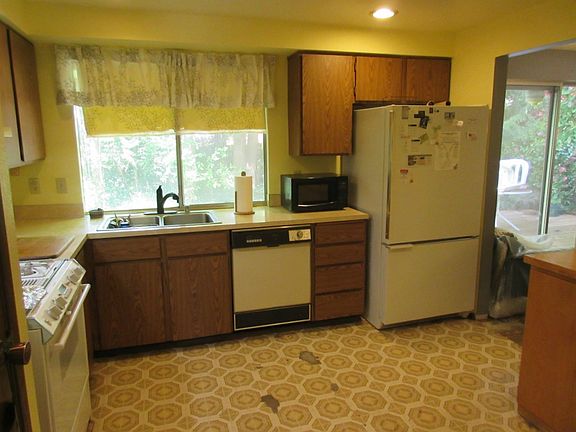 4th image of 7248 Stanford Ct NW