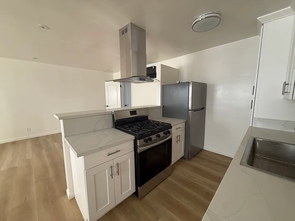 423 S Sherbourne Dr #6
