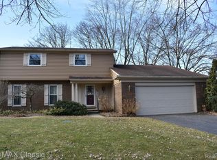 1985 Meadow Ridge Dr, Commerce Township, MI 48390