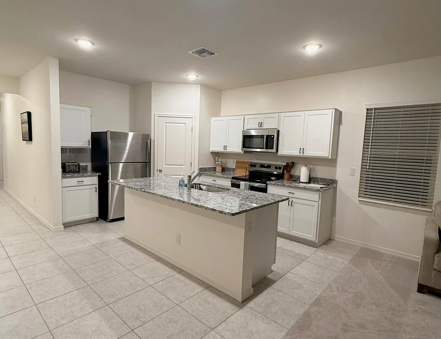 3 bed, 2.0 bath, 1662 sqft, $3,000 — Photo 4