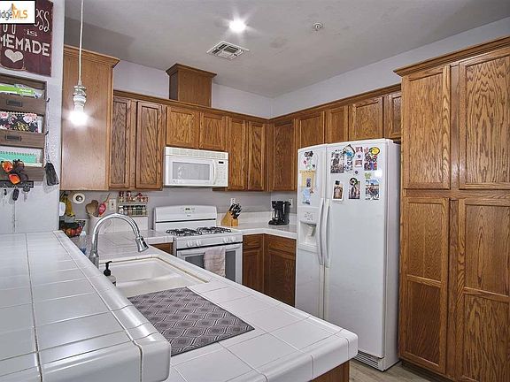 3rd image of 86 Lexington St
