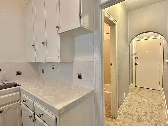 5th image of 544 N Heliotrope Dr APT 103