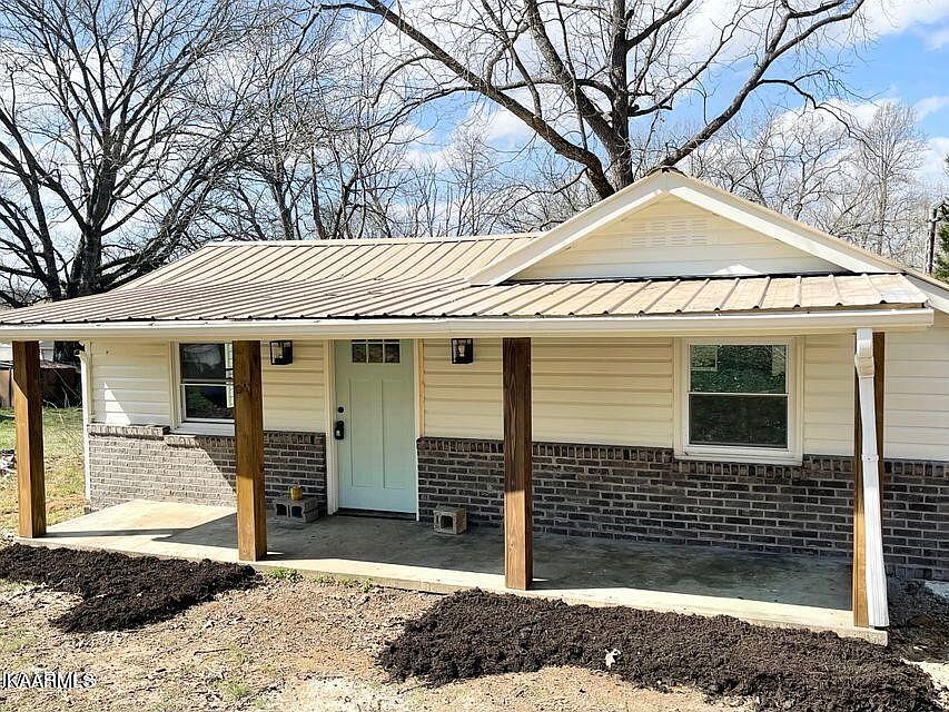 1st image of 923 SW Valley Dr