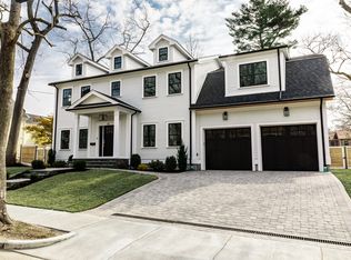 10 Baker Pl, Newton, MA 02462