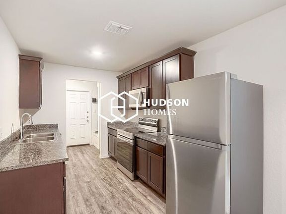 5th image of 526 S San Eduardo Ave