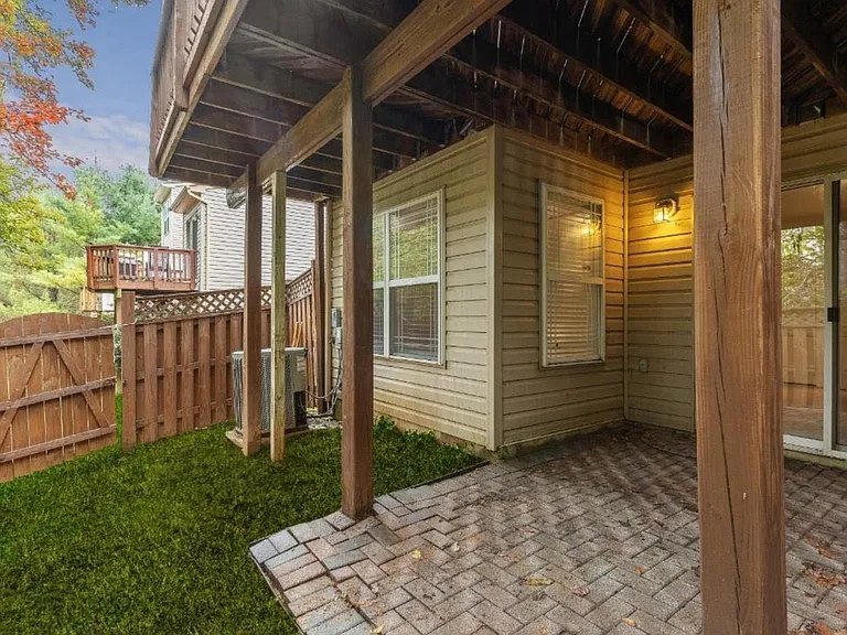 124 Emory Woods Ct — Photo 17