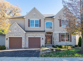 920 Viewpointe Dr, St Charles, IL 60174