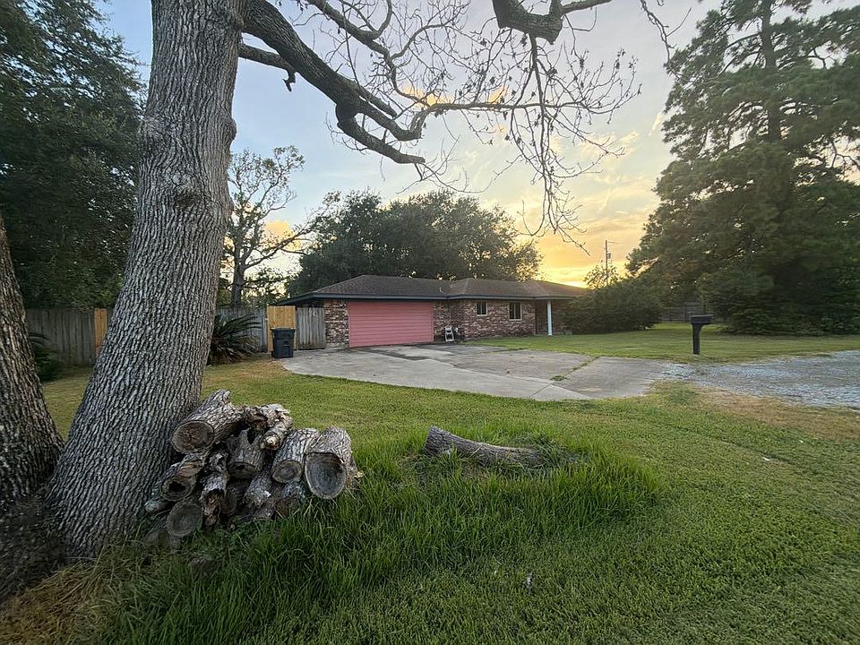 1st image of 320 Oak Circle St