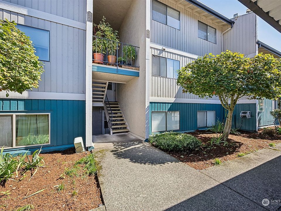 Revitalized  top floor condo with 2 bedrooms and a functional floor plan.>