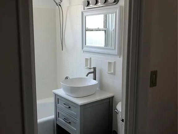 2nd image of 444 Bedford St APT 2R