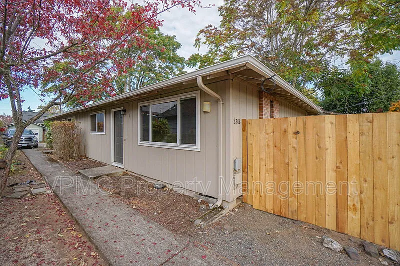 2 bed, 1.0 bath, 780 sqft, $1,295 — Photo 2
