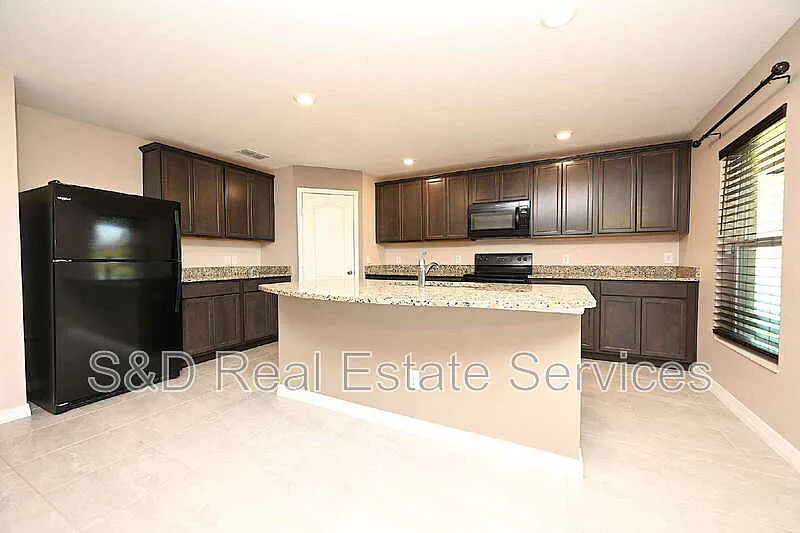 5 bed, 3.0 bath, 1975 sqft, $1,999 — Photo 4