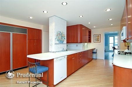 3rd image of 442 W Wellington Ave #7W