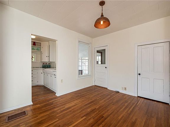 4th image of 416 College Hill Ave