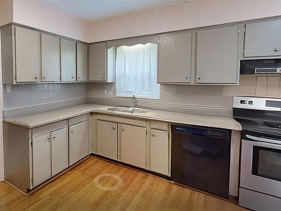 3rd image of 223 Randel Ave
