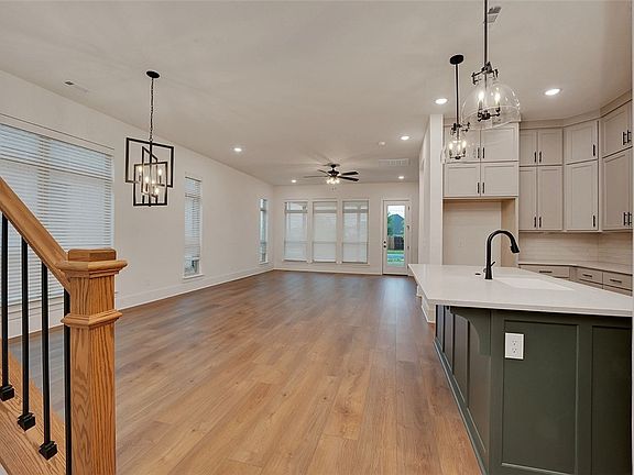 5th image of 1407 W Brooks Pl