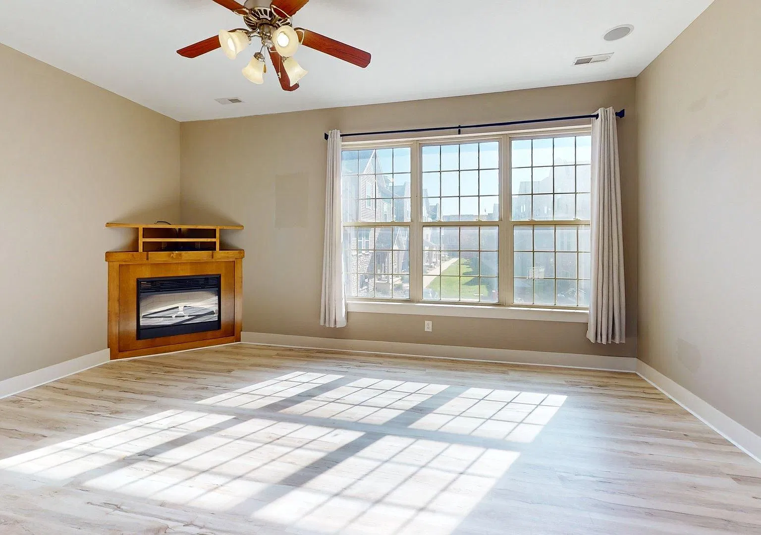 Beautiful 2 Bedroom Town Home in Grimes! — Photo 4